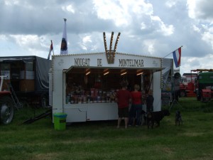 De Antieke Kraam op het schitterende ldtimer Festival in De Goorn 2014. Mooi weer, goede muziek en een pracht sfeertje met een inetrnationaal deelnemersfeest